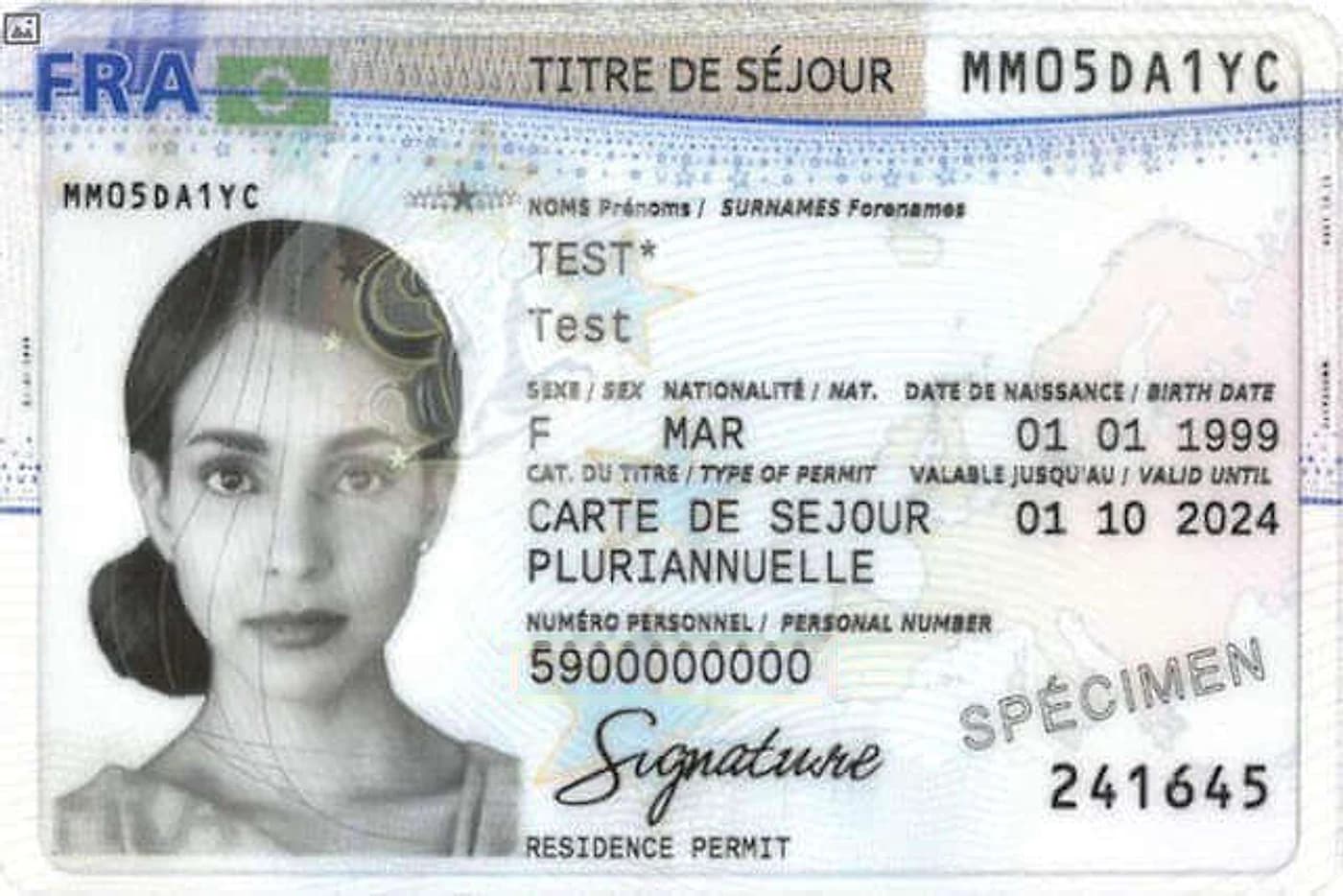 Spécimen de carte de séjour pluriannuelle française, avec photo d'identité et mentions officielles